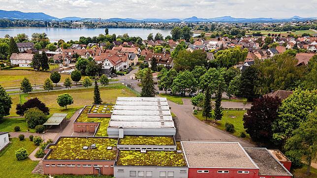 Die Markolfhalle in Markelfingen (im Vordergrund, weißes Dach) soll durch ein Neubau ersetzt werden. Der Gemeinderat ebnete den Weg für ...