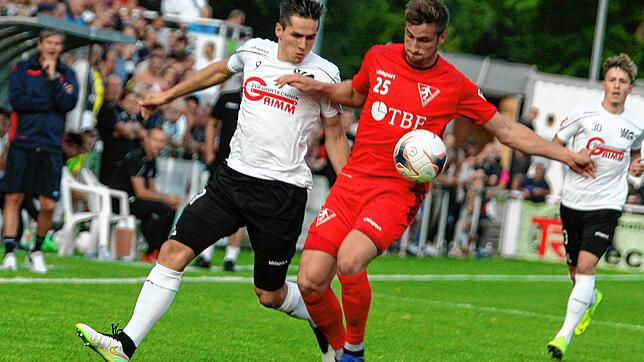 Neuauflage des Duells: Beim Oberliga-Derby werden am Sonntag höchstwahrscheinlich Villingens Stürmer Damian Kaminski (links) und ...