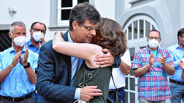 Georg Riedmann und seine Frau Christiane im Innenhof des Markdorfer Bischofschlosses. Dort wurde am Sonntagabend das Ergebnis der ...