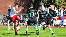 Hier kann David Blum (links) von der Steißlinger Hintermannschaft noch abgeblockt werden, wenig später aber war er zum 3:0-Endstand ...