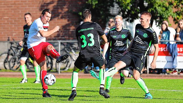 Hier kann David Blum (links) von der Steißlinger Hintermannschaft noch abgeblockt werden, wenig später aber war er zum 3:0-Endstand ...