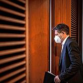 Robert Habeck, Bundesminister für Wirtschaft und Klimaschutz, verlässt die Pressekonferenz. Er äußerte sich zu dem Auswirkungen der ...