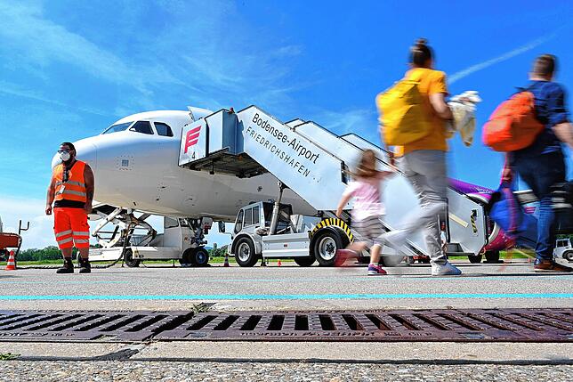 Passagiere laufen auf dem Bodensee-Airport mit Gepäck zum Flieger. Geht es nach den Betrieben am Bodensee, dürften gerne mehr Orte ...