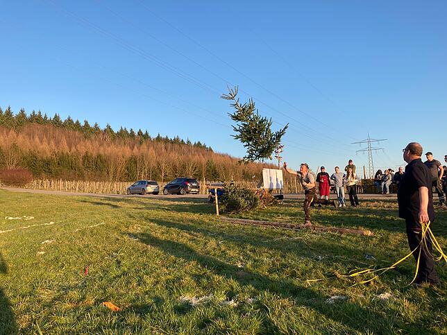 Bild 15: Weihnachtsbaum-Weitwurf in Neufrach: Die besten Bilder vom Funken-Fest!