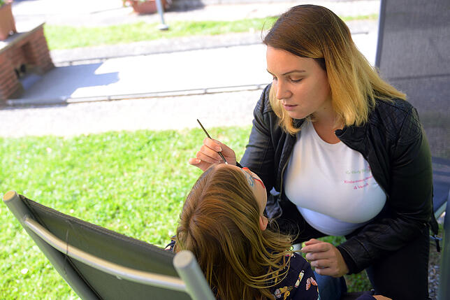 Neben einer Hüpfburg am Minigolfplatz erwartete die kleinen Gäste auch Kinderschminken.