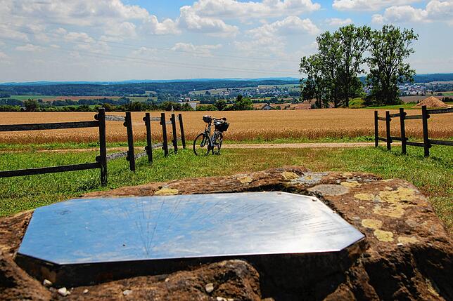 Einen weiten Ausblick haben die Radler vom Feldherrenhügel in Rohrdorf.