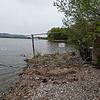 Vor der Bora-Sauna im Herzen: Bei Niedrigwasser schützt ein Bauzaun die Anpflanzungen. Die Anlage wird vom Landratsamt geduldet.