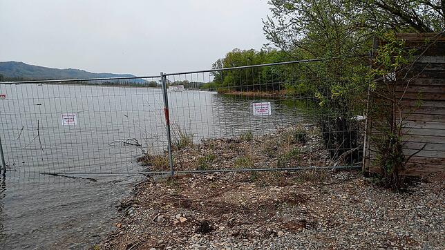 Vor der Bora-Sauna im Herzen: Bei Niedrigwasser schützt ein Bauzaun die Anpflanzungen. Die Anlage wird vom Landratsamt geduldet.