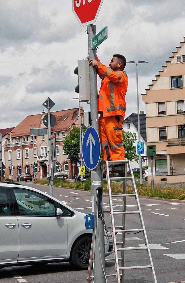 Veton Boqolle von der Firma Swarco montiert gerade eine neue Fußgängerampel in der Kreuzstraße.
