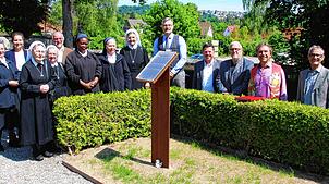 An der Stele (von links) Sr. Damiana, Barbara Jungwirth Regionalleitung Vinzenz von Paul gGmbH, Sr. Friedhilde, Sr. Bernadette, ...