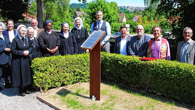 An der Stele (von links) Sr. Damiana, Barbara Jungwirth Regionalleitung Vinzenz von Paul gGmbH, Sr. Friedhilde, Sr. Bernadette, ...