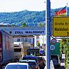 Ein Nadelöhr beim Straßenverkehr am Hochrhein ist der Grenzübergang Waldshut-Koblenz. Auch auf schweizerischer Seite, wo diese Aufnahme ...