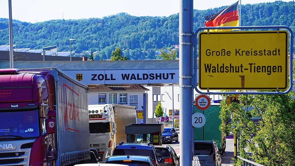 Ein Nadelöhr beim Straßenverkehr am Hochrhein ist der Grenzübergang Waldshut-Koblenz. Auch auf schweizerischer Seite, wo diese Aufnahme ...