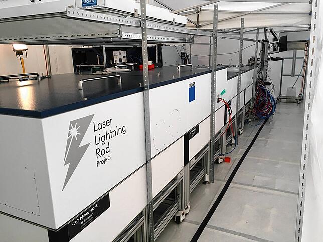 In einer Art Tunnel bündeln zahlreiche Spiegel das Licht zu einem starken Laserstrahl.