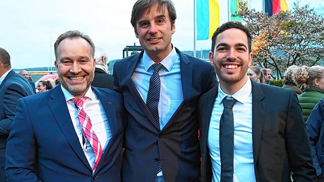 Sie freuen sich über das Wahlergebnis (von links): Der amtierende Bürgermeister Matthias Weckbach, Landrat Zeno Danner und der künftige ...