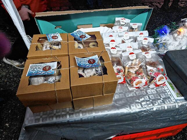 Aber nicht nur Weihnachtsfiguren, Glühwein oder was zu essen konnte man mitnehmen: Unter anderem am Stand von Croatia Singen gab es auch ...
