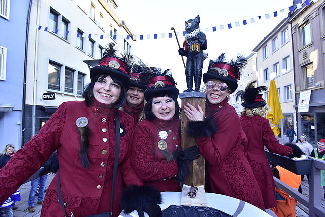 Bild 2: Die Katzenmusik marschiert in die Villinger Innenstadt ein