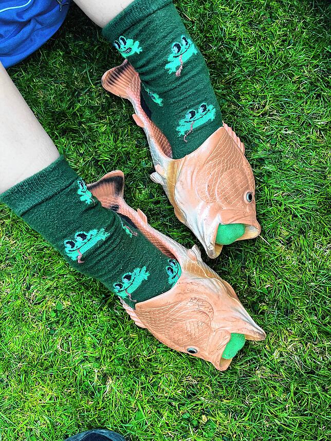 Heiße Kandidaten für das originellste Schuhwerk: Fisch-Treter mit Frosch-Socken auf dem Campus-Festival.