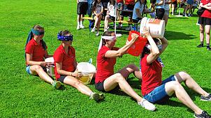 Möglichst kein Wasser verschütten! Abkühlung wäre zwar gut, aber jeder Tropfen Wasser wird gemessen. Die Frauen des Musikvereins müssen ...