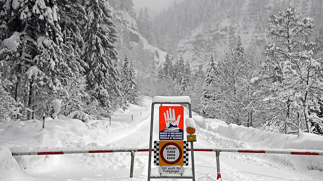 Keiner kommt raus, keiner kommt rein: Die wegen Lawinengefahr gesperrte Straße nach Obertauern in Österreich. Derzeit sind in den Alpen ...