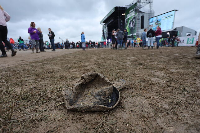 Bild 23: Das miese Wetter kann die Stimmung auf dem Southside nicht trüben: Hier sehen Sie die Bilder vom Festival-Samstag