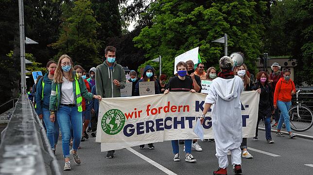 Die Fridays demonstrierten mit Mundschutz und Mindestabstand.