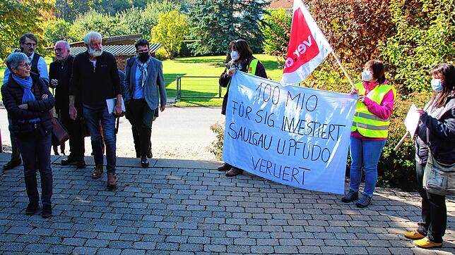 Auch vor der jüngsten Sitzung des Kreistages in der Sandbühl-Halle in Bingen demonstrierten Beschäftigte der SRH Kliniken Landkreis ...