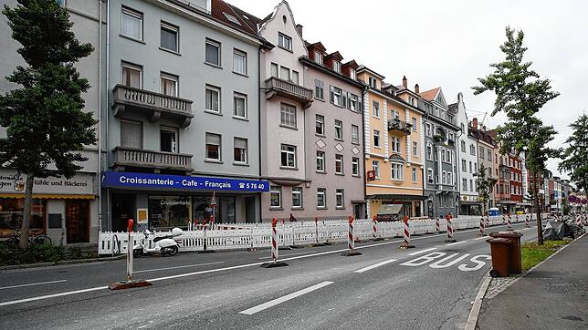 Hier in der Theodor-Heuss-Straße ist es passiert (Bild von Ende Juni).