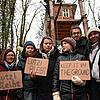 Luisa Neubauer (mit &bdquo;Lützi bleibt&ldquo;-Schild) und Greta Thunberg (rechts daneben) beim Protest in Lützerath.