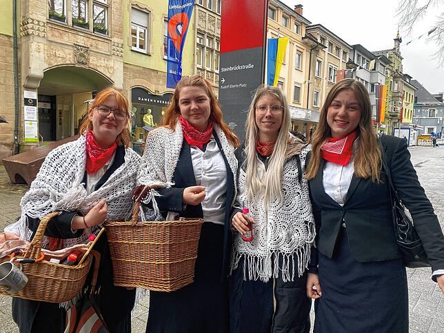 Auch Wälderinnen kommen in die Stadt.