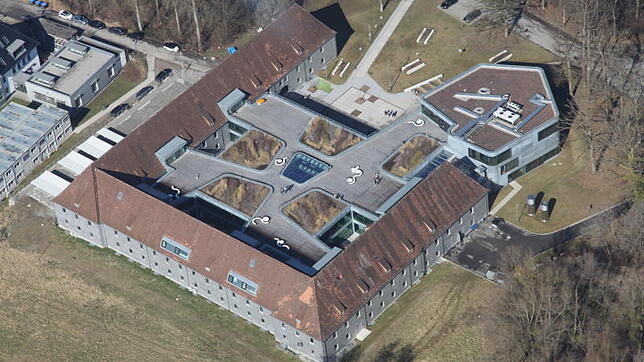 Die noch fällige Dachsanierung am Altbau des neuen ZU-Campus im Fallenbrunnen ist eine der letzten Altlasten. Finanziell ist die Uni ...