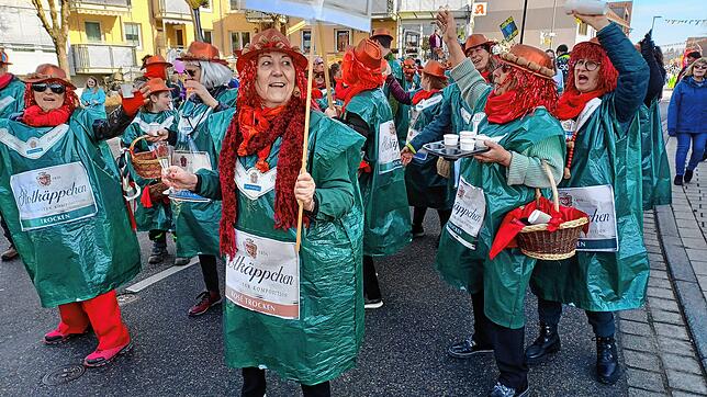 Mit viel Glück gibt es ein Schlückchen aus der Sektflasche: &bdquo;Rot &ndash; Käppchen&ldquo; heißt der Narrenruf der Klufterner ...