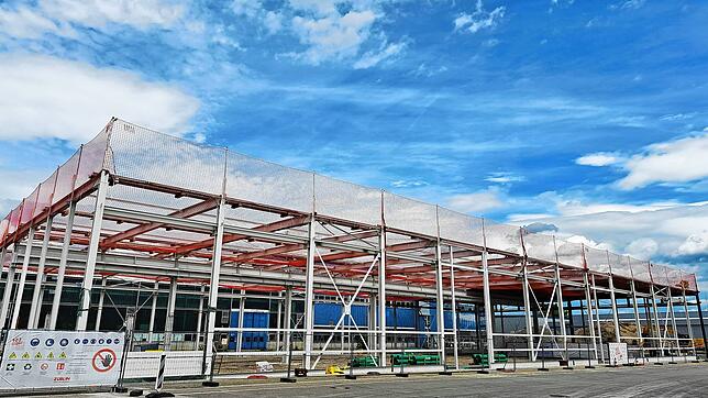 Hier sollen zukünftig Gräser und Wildblumen auf dem Dach wachsen. Zeppelin setzt bei der neuen Lagerhalle auf Nachhaltigkeit.