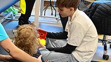 Teilnehmer Nico informiert sich beim Boys Day im Hegau-Jugendwerk Gailingen über Ergotherapie. Foto: Andrea Jagode