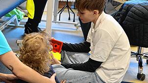 Teilnehmer Nico informiert sich beim Boys Day im Hegau-Jugendwerk Gailingen über Ergotherapie. Foto: Andrea Jagode