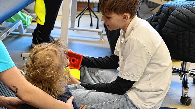Teilnehmer Nico informiert sich beim Boys Day im Hegau-Jugendwerk Gailingen über Ergotherapie. Foto: Andrea Jagode