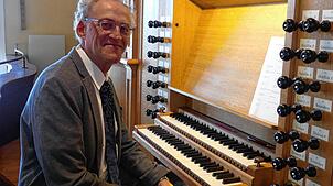 Organist Gerhard Gnann gibt in der Kirche St. Leodegar und Marzellus in Hänner ein Orgelkonzert. Foto: Susanne Schleinzer-Bilal