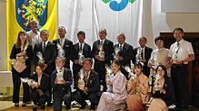 Die japanische Delegation, die aus Kahoku angereist war, sowie Übersetzerin Lara Kocken (links) erhielten von Bürgermeister Arne Zwick ...
