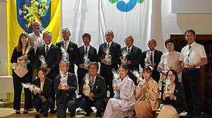 Die japanische Delegation, die aus Kahoku angereist war, sowie Übersetzerin Lara Kocken (links) erhielten von Bürgermeister Arne Zwick ...