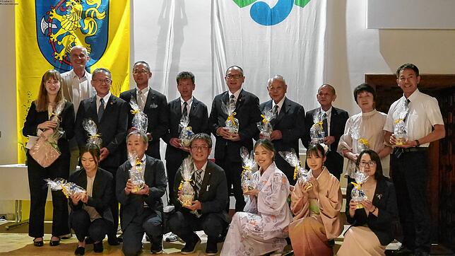 Die japanische Delegation, die aus Kahoku angereist war, sowie Übersetzerin Lara Kocken (links) erhielten von Bürgermeister Arne Zwick ...