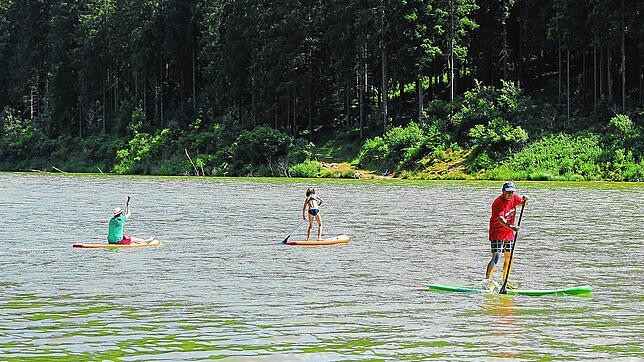 Standup-Paddling ist auf dem Linachsee am Sonntag offiziell möglich. Die DLRG ist vor Ort.