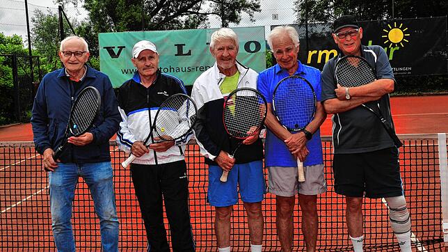 Die 70er-Mannschaft hat sich in der ersten Bezirksliga hervorragend geschlagen. Das Bild zeigt (von links): Horst Rausch, Angelo ...