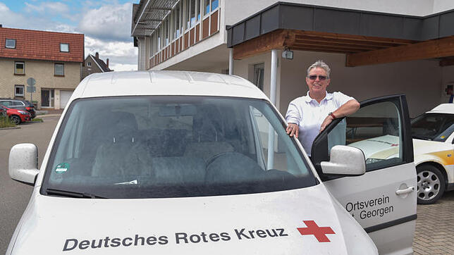 Bitte einsteigen. Monika Sturm ist eine der Fahrerinnen des Patiententaxis, das der Ortsverein des Roten Kreuzes in St. Georgen vor ...