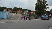 Bis vor wenigen Tagen stand noch ein Wohn- und Geschäftshaus auf dem Grundstück an der Bundesstraße in Häusern, auf dem der neue ...
