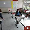 In enger Absprache haben Bürgermeister Maik Lehn, Rektor Klaus Flockerzie und Hausmeister Ottmar Dreher (von links) alle Maßnahmen in ...