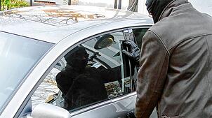 Beute im Innenraum: In Waldshut müssen sich zwei Männer vor Gericht verantworten, die unverschlossene Fahrzeuge durchsucht haben ...