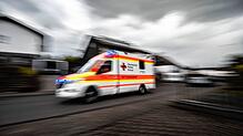 Ein Rettungswagen (hier ein Beispielbild) musste die Radfahrerin ins Krankenhaus bringen.