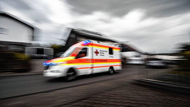 Ein Rettungswagen (hier ein Beispielbild) musste die Radfahrerin ins Krankenhaus bringen.