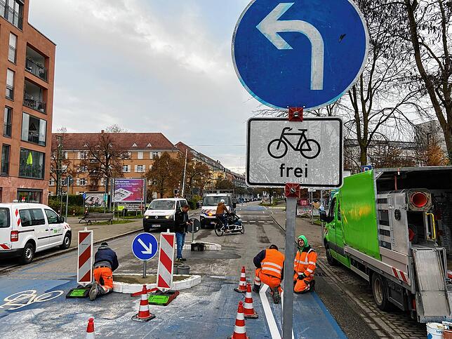 Am Freitagmorgen bauten Mitarbeiter der Technischen Betriebe die beiden Vekehrsinseln auf, außerdem brachten sie eine entsprechende ...
