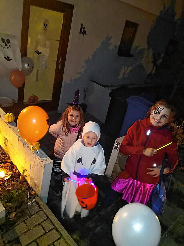 An Halloween ziehen Kinder verkleidet durch die Straßen und bitten an den Haustüren um Süßigkeiten. Bei dekorierten Häusern können sie ...